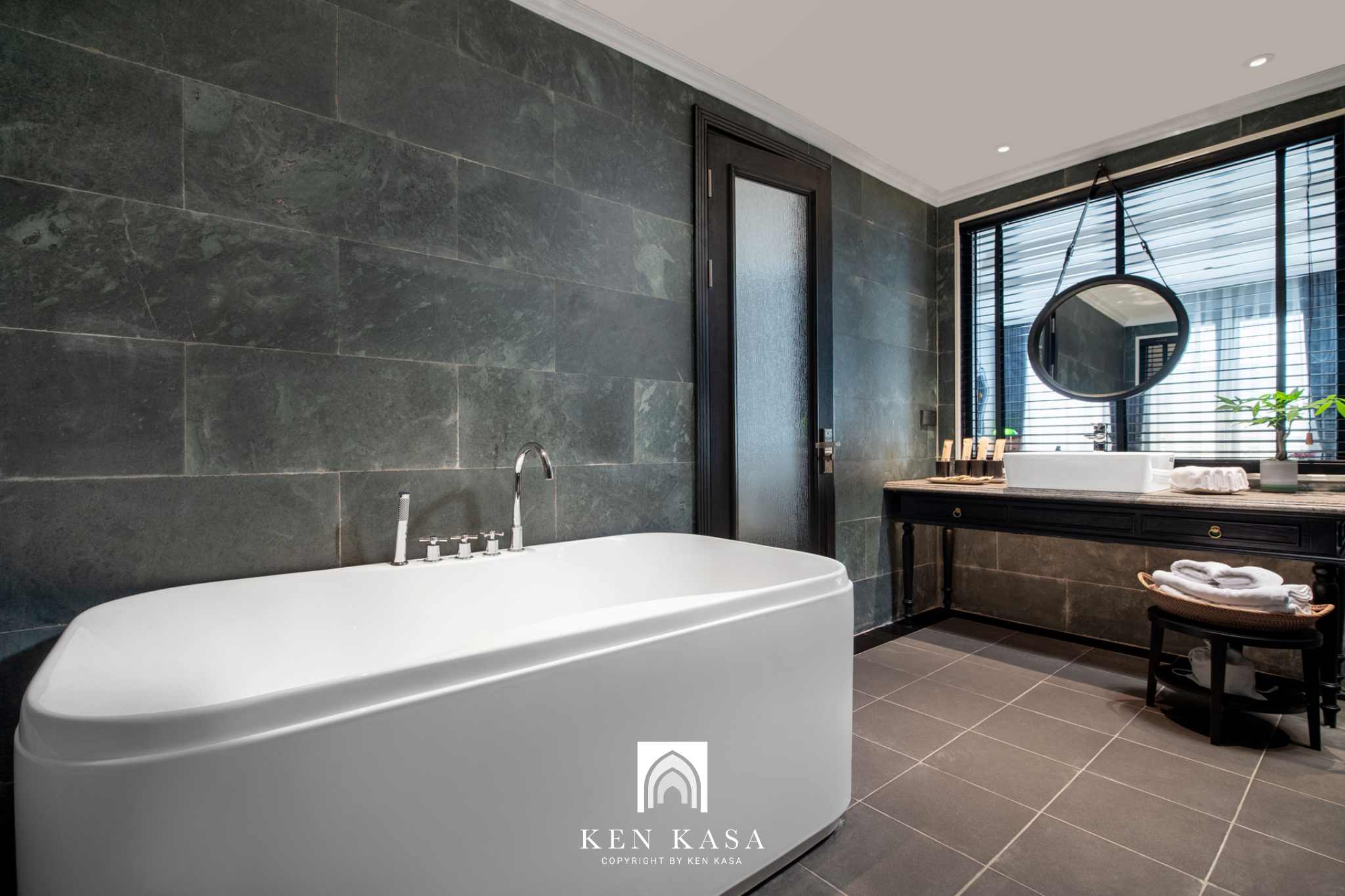 Kh&ocirc;ng gian ph&ograve;ng tắm với bồn tắm sứ sang trọng